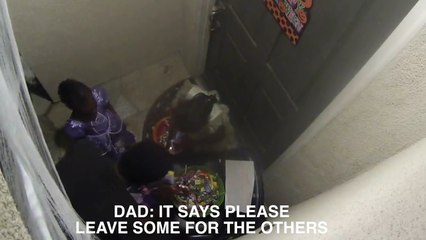 Ce papa et ses enfants vont piquer tous les bonbons d'Halloween... Pas sympa!