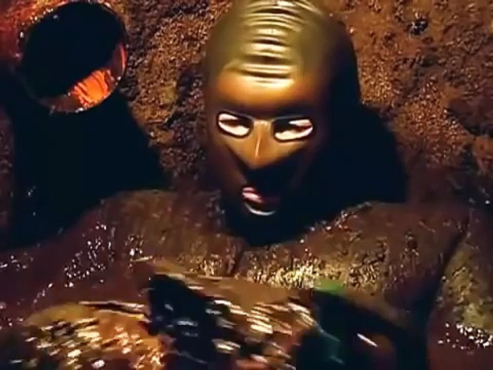 Un homme prend un bain dans une fosse septique ... Bain de caca!