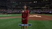 Demi Lovato chante l'hymne américain pour les World series de Baseball... Magique!