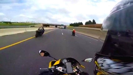 Geriden Gelen Motorcu Diğer Motorculara Toz Yutturdu