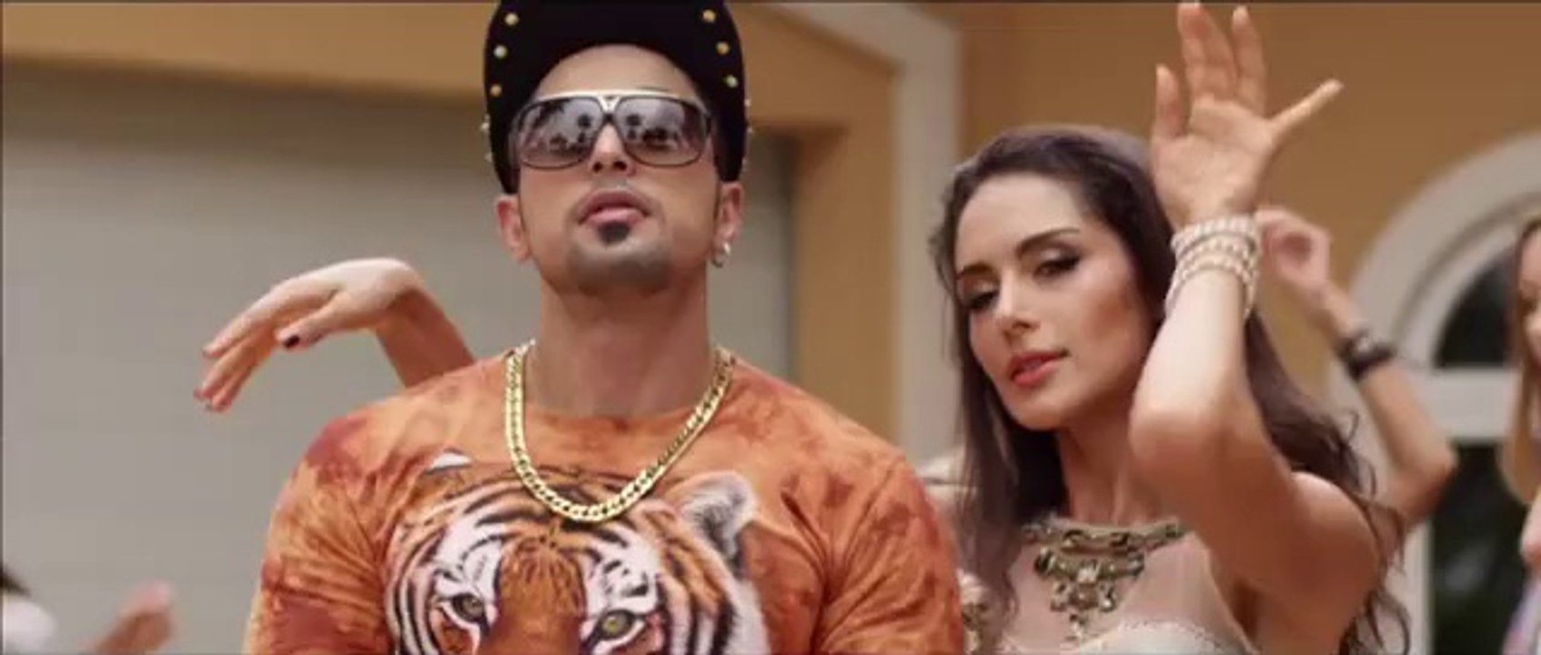 Zohaib Amjad - Mombatiye ft. Raftaar & Manj Musik - New Punjabi Songs 2015 - Official Video