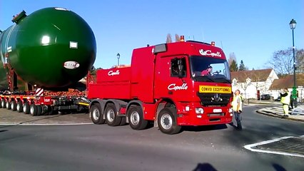 Giant Gas Tank traveling on trucks... Crazy!