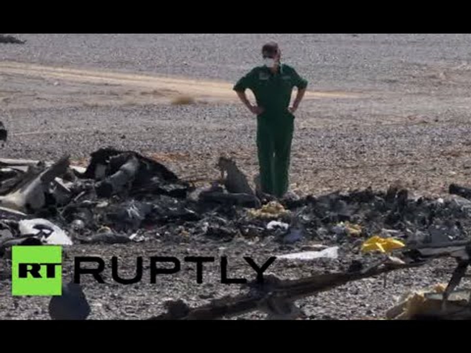 RAW: Egypt investigators at Russian Metrojet 7K9268 A321 jet crash site in Sinai
