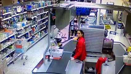 Une caissière ne se laisse pas faire face à des voleurs à l'étalage