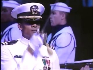 Ces 18 marins se tiennet immobiles, comme des statues. Mais ne perdez pas celui du milieu du regard. INCROYABLE !