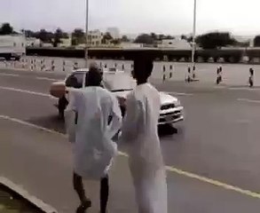 یہ دو آدمی آج پاگل خانے سے بھاگ گئے ہیں۔ اگر کسی کو نظر آئیں تو ہمیں بھیج دیں