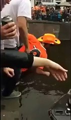 Des abrutis cassent un bateau