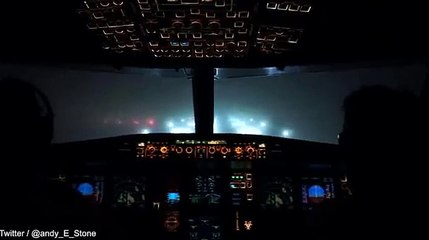 Atterrissage d'un avion de ligne en plein brouillard vue du cockpit