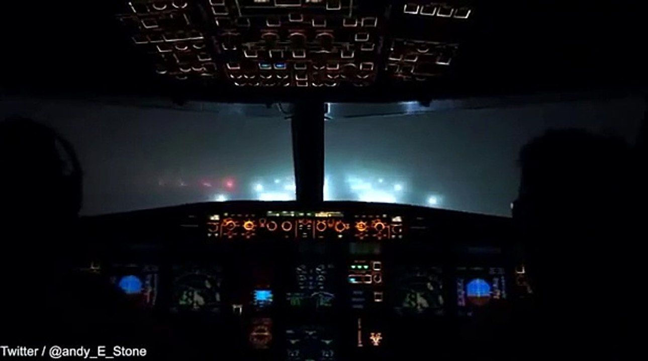Atterrissage d'un avion de ligne en plein brouillard vue du cockpit