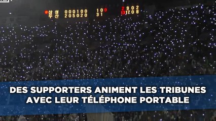 Des supporters animent les tribunes avec leurs téléphones