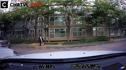 Hai anh chị này ko biết chui từ phim nào ra mà như Zombie vồ nhau á _3
