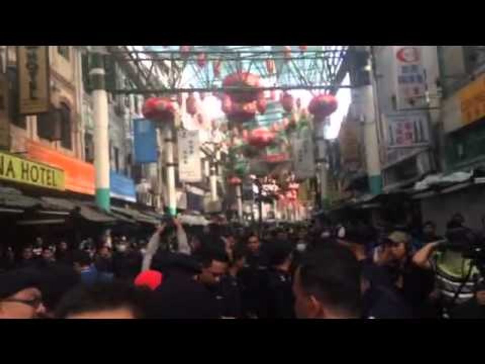 Red shirts in Petaling St(1)