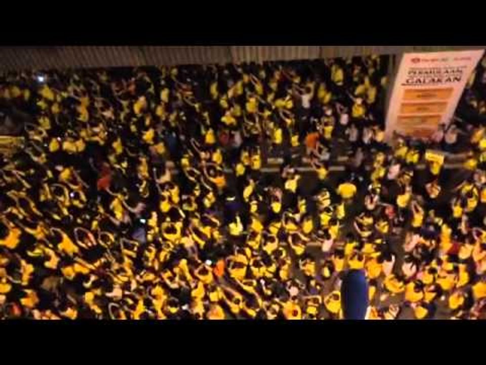 Thousand of Bersih 4.o participants gathering in front of Masjek Jamek LRT
