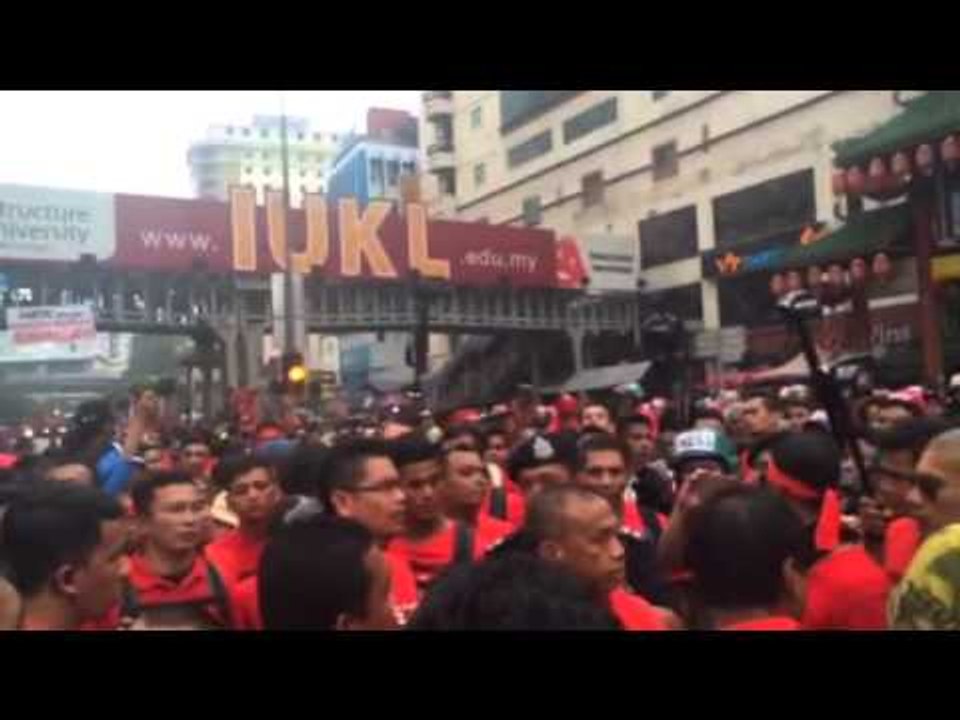 Datuk Jamal Yunus trying to pacify Red Shirt in Pe