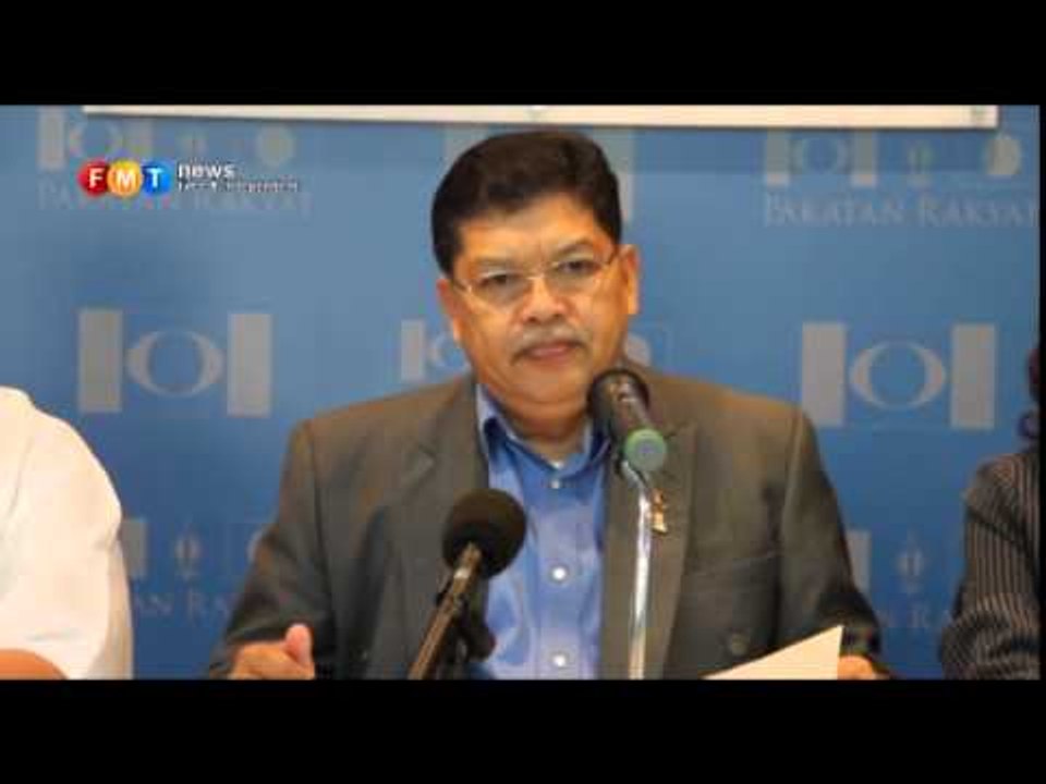 Anwar withdraws, Azizah retains post