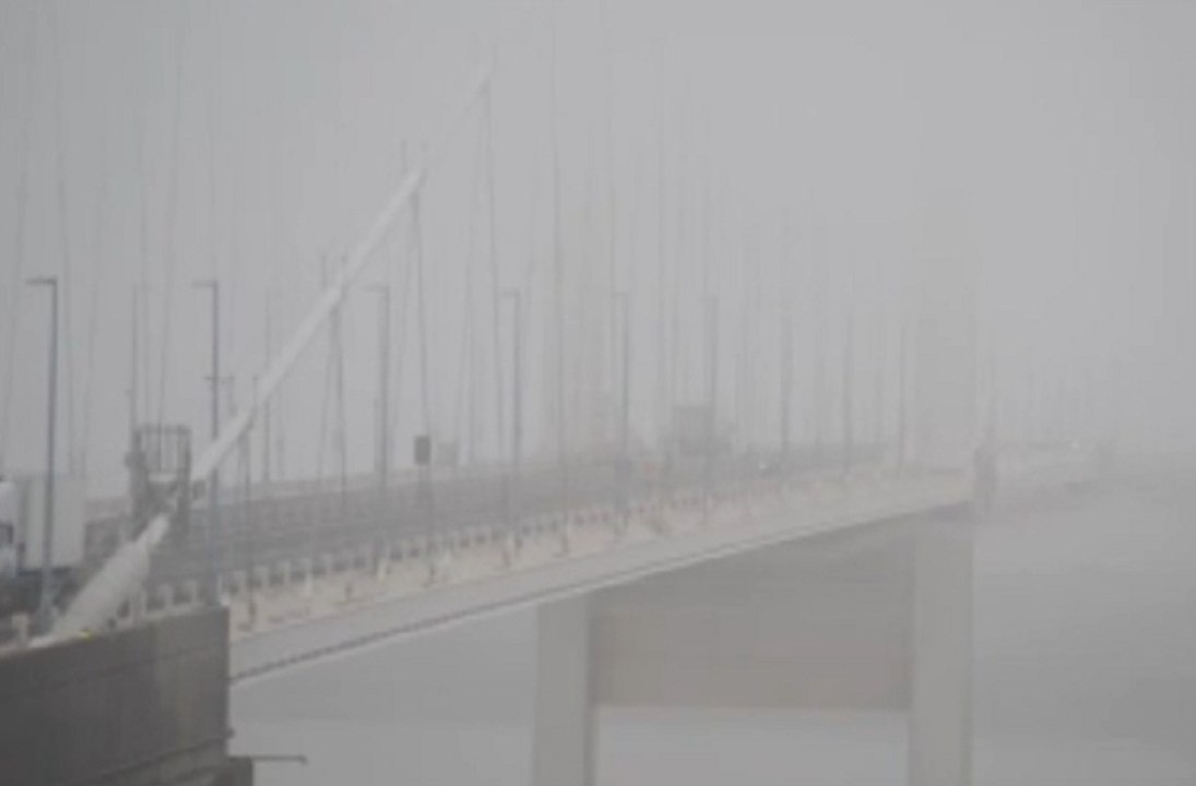 L'épais brouillard en Angleterre, à travers les télés