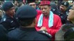 Police discussing with Red shirt at Petaling St