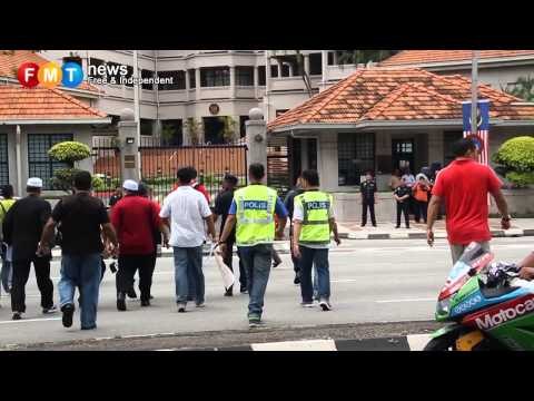 Protes anti-perang di hadapan kedutaan Amerika