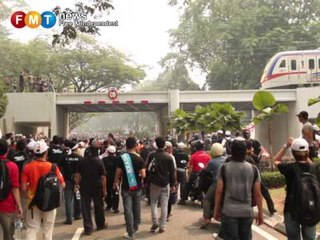 Black 505 protestors and the two trains