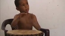 un petit génie du tambour