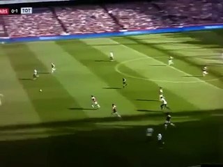 Árbitro inglês comemora gol do Tottenham contra o Arsenal