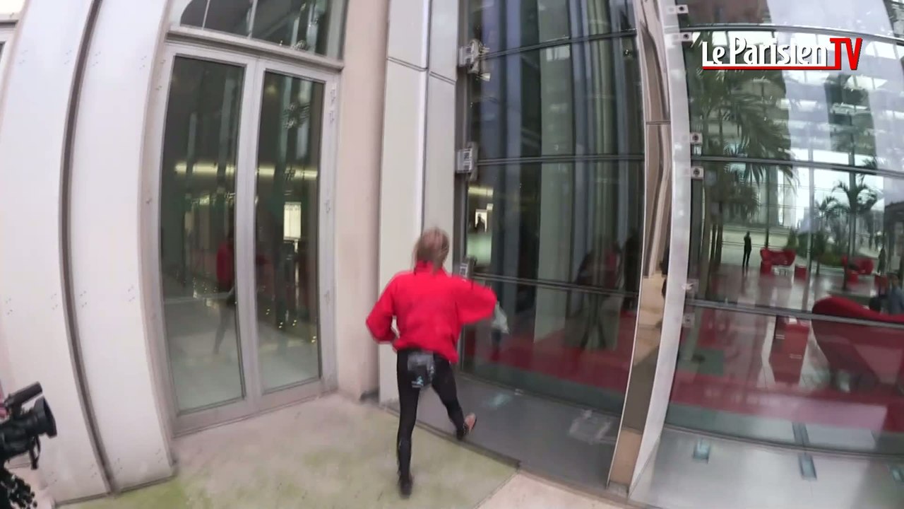 Alain Robert « l’homme araignée » escalade la Tour Ariane de la Défense.
