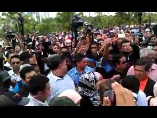 Duta High Court: Anwar shake hand with the supporters