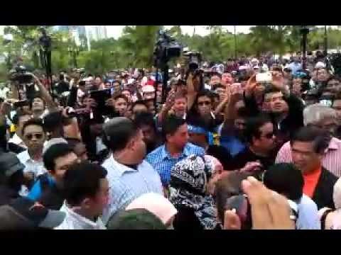 Duta High Court: Anwar shake hand with the supporters