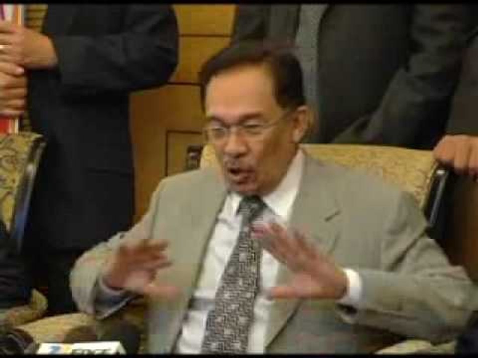 FMT 10DIS - ANWAR, KIT SIANG : PENAHANAN OC PHANG HANYALAH SATU TINDAKAN KECIL.wmv