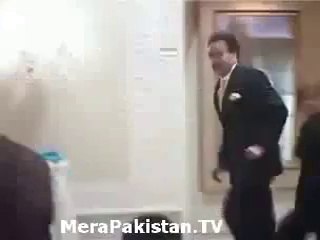 Watch Fantastic Insult of Rehman Malik While Climbing Up The Stage in A Ceremony