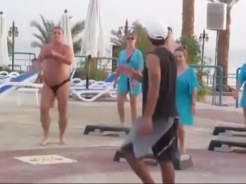 Русский турист показал всем как нужно танцевать.