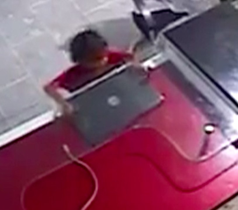 Multan : How 5 Year Girl Stealing Laptop Caught In CCTV Footage