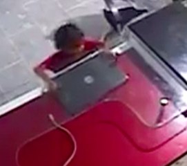 Multan : How 5 Year Girl Stealing Laptop Caught In CCTV Footage