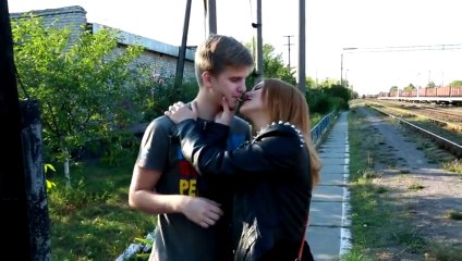 Как легко поцеловать девушку первый раз в губы   Поцелуй спичка   Урок 49