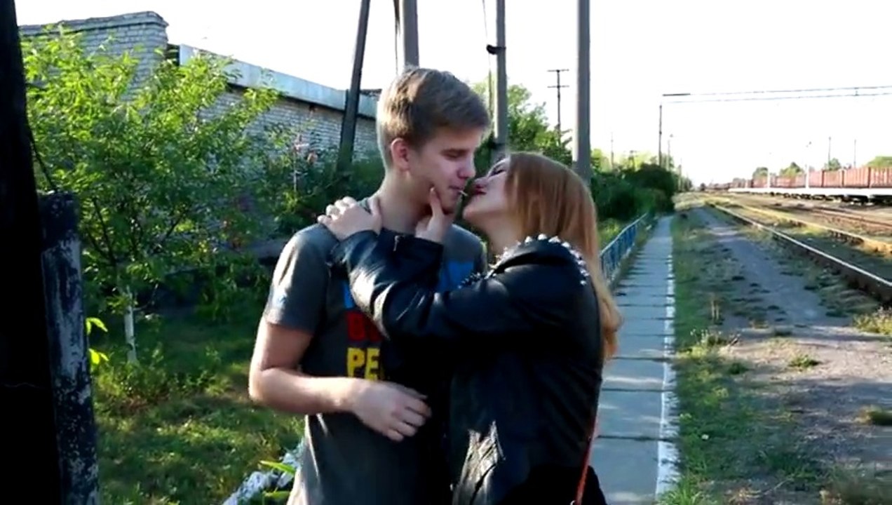 Как легко поцеловать девушку первый раз в губы   Поцелуй спичка   Урок 49