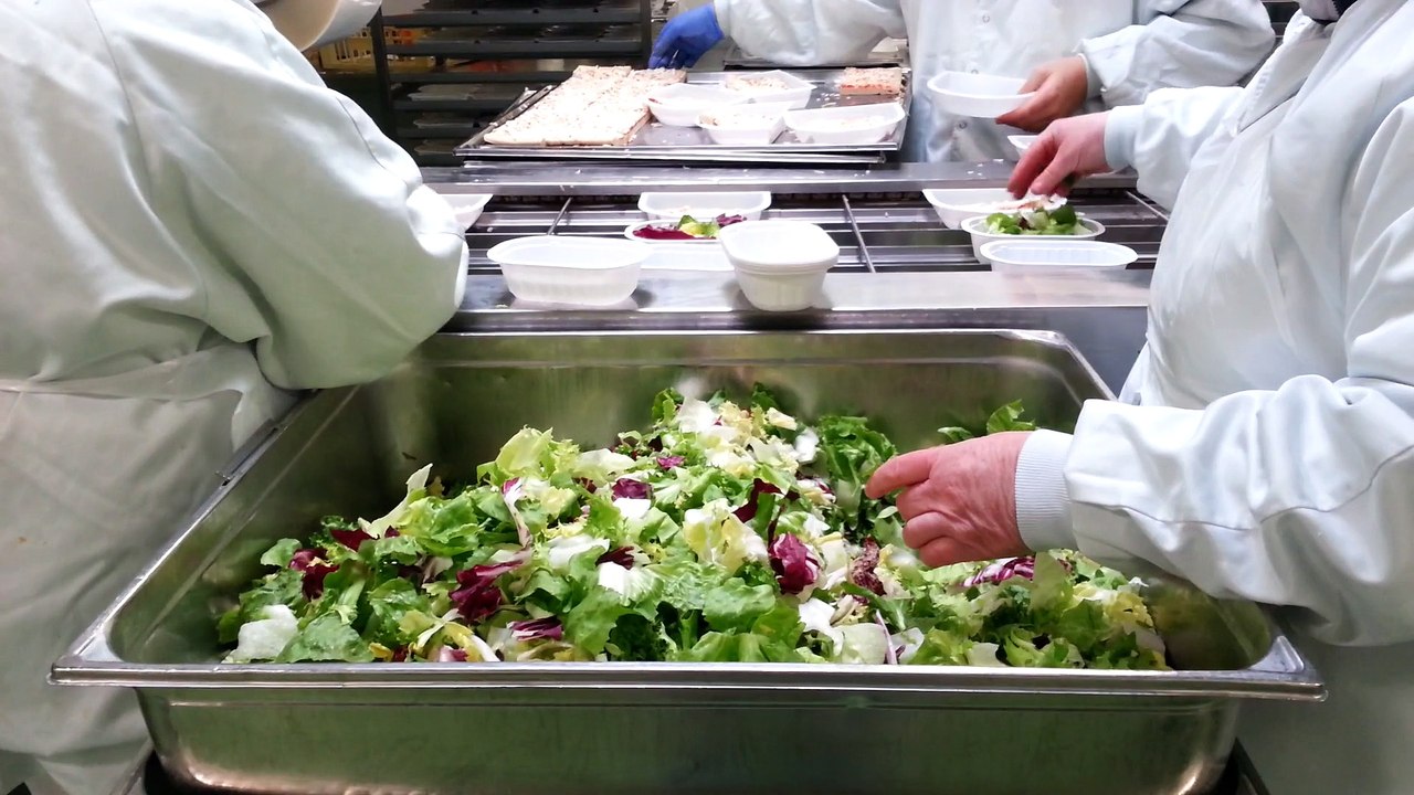 La mise en barquettes à la cuisine centrale au CHU de Saint-Étienne.