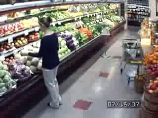 Questa signora va a fare la spesa, ma quello che fa è davvero incredibile