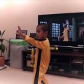 niño japonés imita a Bruce Lee