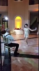 Pour la première danse, elle enlève sa robe de mariée et épate tous les invités