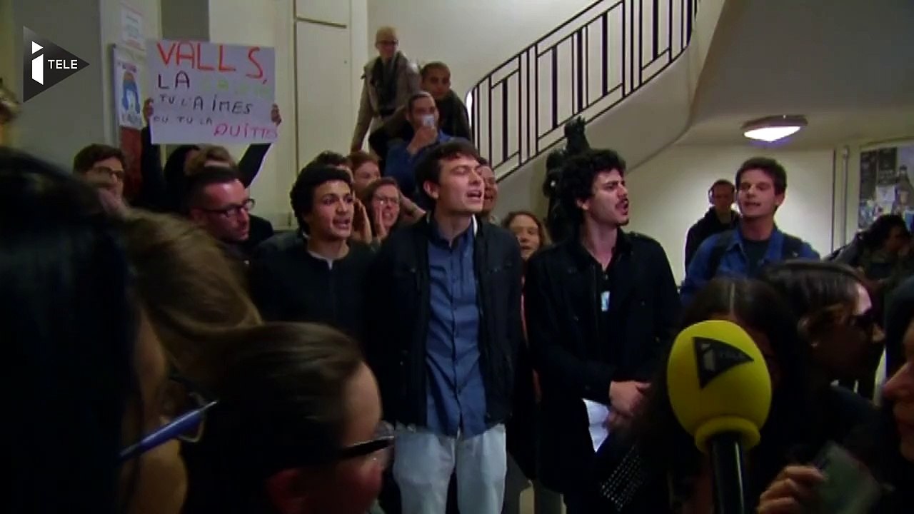 Le Premier ministre accueilli à Sciences Po Paris par des "Valls, tire-toi!"