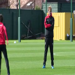 Après une passe ratée d’un de ses joueurs, Jürgen Klopp lui propose ses lunettes