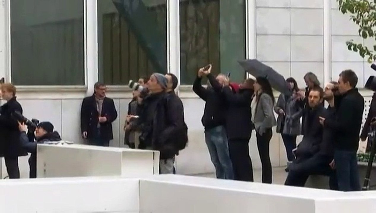Alain Robert escalade la tour Ariane à La Défense