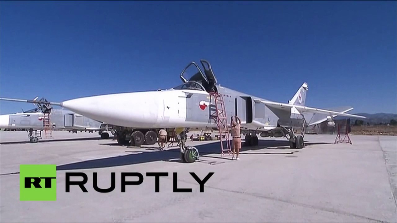 Préparatifs d’un avion de combat russe Su-24 pour un raid anti-terroriste