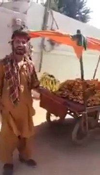 Isse Behter Koi Fruits Sale Nai Kar Skta - Watch Funny Fruit Seller!