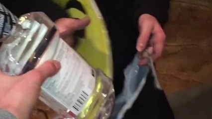 Quand un mec pète un câble et offre n'importe quoi au enfants pour Halloween