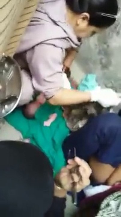 Lahore Hospital Footpath Live Child Birth - ہسپتال والوں کی بے حسی فٹ پاتھ پر بچے کی پیداہش
