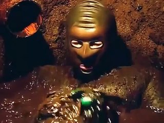 Son kif à lui : S'habiller de cuir et descendre dans sa fosse septique !