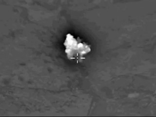 Video herunterladen: The application of air strikes on militant outpost near the settlement Jubb al Ahmar in the province of Hama