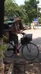 Thanh niên xăm trổ bán kem mút