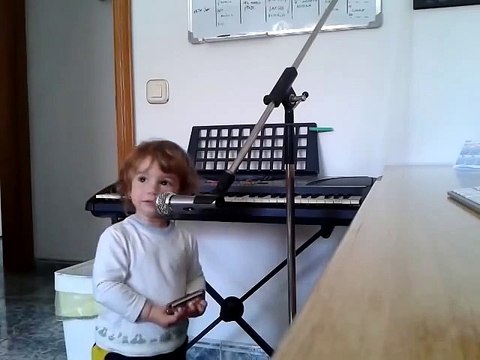 2-летний малыш поет блюз